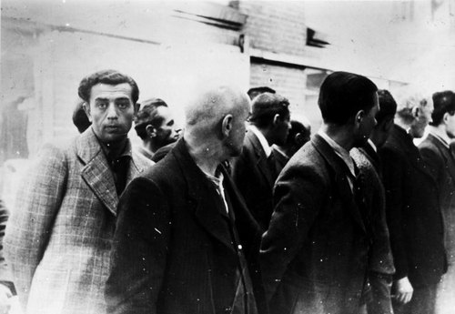 Arrestatie van geëmigreerde joden, juni 1940 Bron: fotograaf: Weber; Deutsches Bundesarchiv 