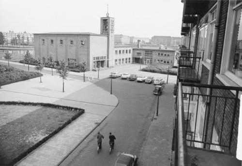 Egidiusstraat 1 t/m 9 (vlnr.); gezien naar Erasmusgracht: Evangelisch Lutherse Augustanakerk, Erasmusgracht 24, mei 1964. Bron: beeldbank Stadsarchief Amsterdam 