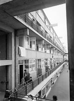 De 1e en 2e verdieping van de Sam van Houtenstraat (1957) Links op de foto de droogruimten en/of fietsenboxen. 