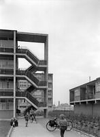 Dirk Sonoystraat trappenhuis met zicht op de Jan van Duivenvoordestraat (1957) wie, wat, waar, wanneer 