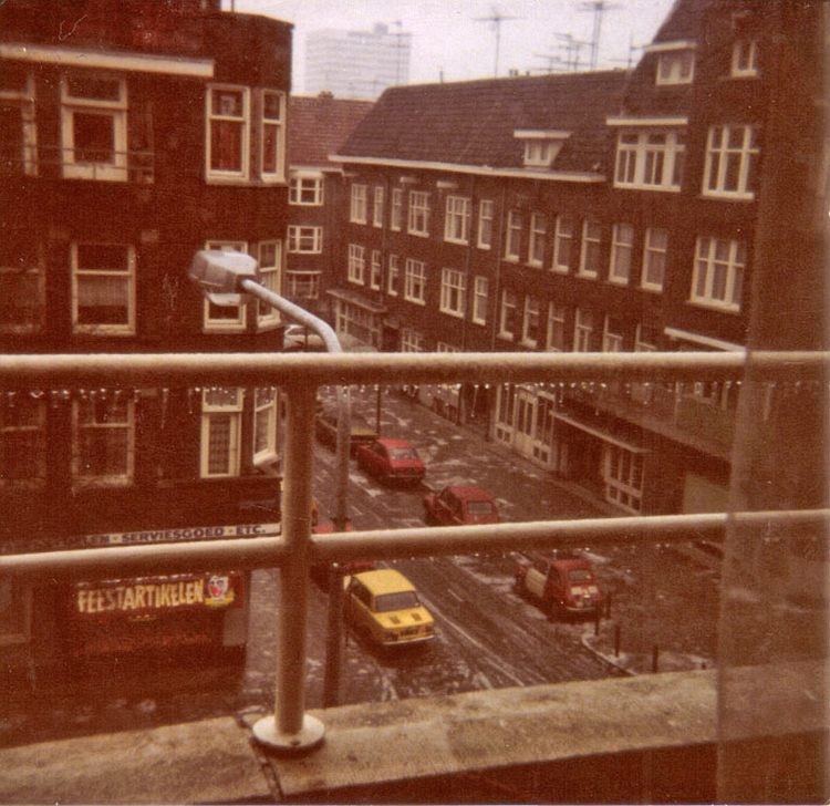 Uitzicht vanaf ons balcon aan de Haarlemmermeerstraat met uitzicht op de toren van het Confectiecentrum, jaren 70 Foto: collectie Siebe de Roos 