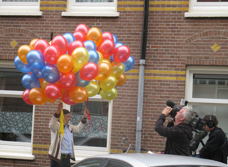 De man met de ballonnen en de pers stonden klaar De man met de ballonnen en de pers stonden klaar<br />- Foto: Jan Wiebenga, 2 oktober 2009 