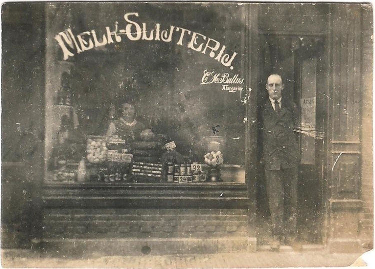 De melkslijterij C.M.Baltus, staande in de deuropening, en zijn vrouw in de winkel, van Beuningenstraat 108, circa 1933 Foto: collectie Huub en Ria Baltus 
