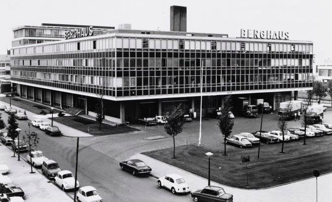 Berghaus (Eerste Nederlandse Dames- en Kindermantelfabriek), Koningin Wilhelminaplein 2-4 Foto: Beeldbank van het Stadsarchief, 1976 