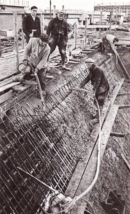 Bouw Ri West De bouw van de voorbezinktank van de rioolwaterzuivering West (1955) met op de achtergrond de nieuwbouw van de flats in Slotervaart 