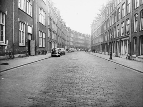 Van Beuningenstraat, richting Groen van Prinstererstraat Met links, no. 141a, de openstaande deur van de rk. St.Gregorius school. De foto dateert van 01-12-1961 en komt uit de beeldbank van het Stadsarchief van Amsterdam. 