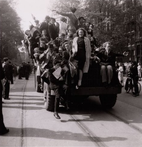 Bevrijding: Intocht Canadezen op de Nieuwezijds Voorburgwal, 8 mei 1945. Bron: beeldbank Stadsarchief Amsterdam. 