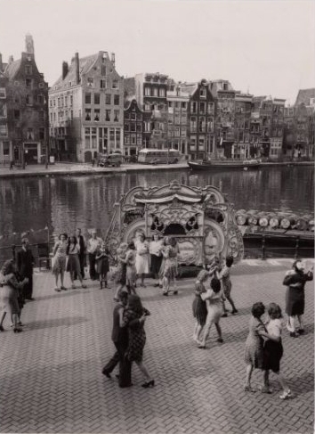 Bevrijdingsfeesten: Personeel distributiedienst viert feest, mei 1945 Bron: Dienst Publieke Werken; afdeling Stadsontwikkeling; bron beeldbank Stadsarchief Amsterdam 