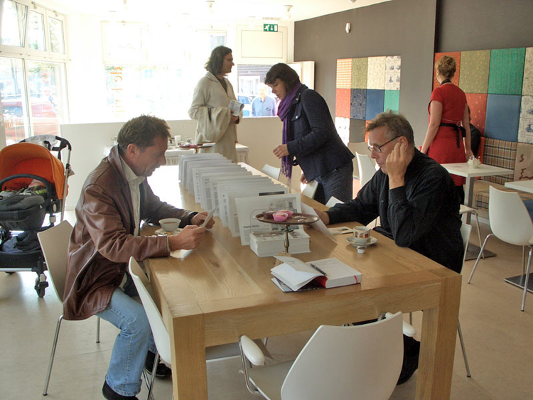 De tafel in het koffiehuis staat vol met verhalen en andere lekkernijen wie, wat, wanneer, waar Foto: Yvette van der Does, 2007 Foto’s: Christien de Jong en Tonnie van Doorn, 2007 