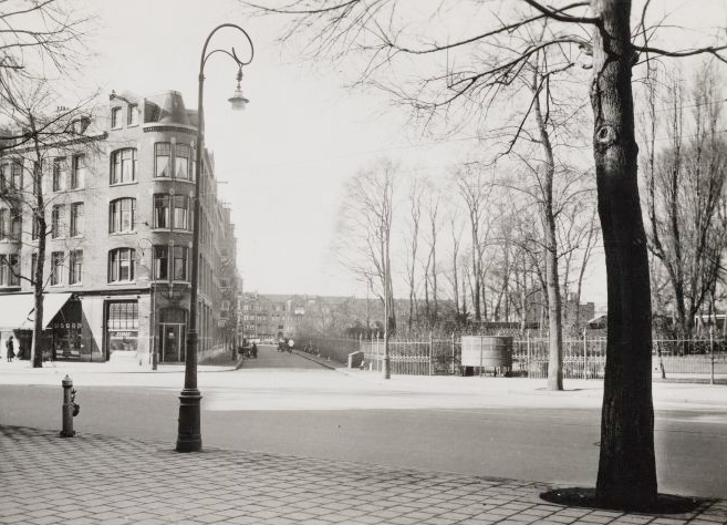 Bilderdijkstraat 36-38, gezien in westelijke richting naar Bilderdijkpark en Bilderdijkgracht Bron: Beeldbank van het Stadsarchief, circa maart 1940 