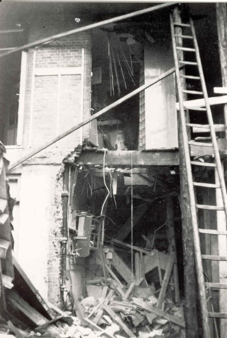 Schade na bominslag, achterzijde banketbakkerij Blauw Schade na inslag vliegtuigbom aan de achterzijde van banketbakkerij Blauw aan het Hoofddorpplein, okt 1940 