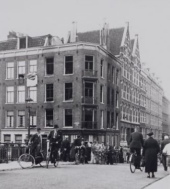 Blok huizen tussen de Da Costakade en de Da Costastraat wordt ontruimd vanwege explosieve projectielen welke nog niet tot ontploffing gekomen zijn,  ca. 13 augustus 1940  Bron: beeldbank Stadsarchief Amsterdam<br />  