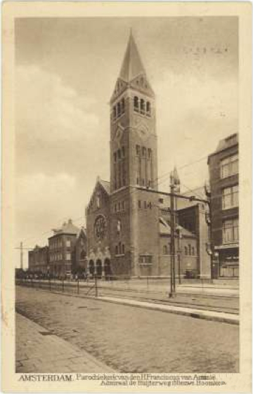 De Boomkerk met rechts op de hoek een café Foto: oude ansichtkaart, datum onbekend. (De Haarlemse tram reed er toen; dus deze foto is van voor 1956) 