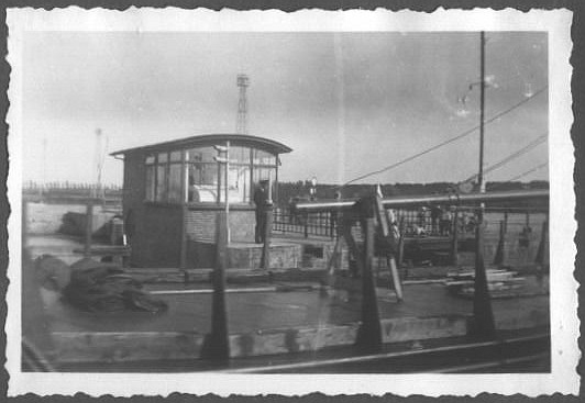 Sluis Boot vaart de sluis in, 1947 