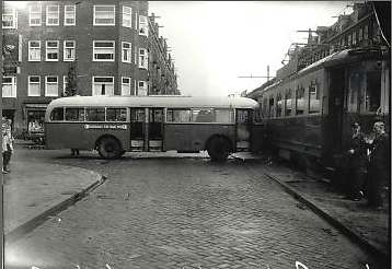 Verkeersongeval op de Admiraal de Ruijterweg: botsing tussen een bus van lijn F (autobus 159) en een Haarlemse Tram (Blauwe Tram; NZH), 9 juli 1953 Bron: beeldbank Stadsarchief Amsterdam 