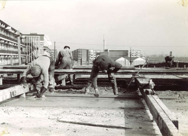 Tanis II wie, wat, wanneer, waar Ook hier weer een foto van eind jaren vijftig van mannen die bezig zijn met de aanleg van een viaduct over de Colijnstraat in Geuzenveld. 