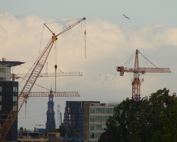  En er wordt druk gebouwd aan nog meer hoge gebouwen. Op de achtergrond de Westertoren.<br />Foto: Annick van Ommeren-Marquer, 17 oktober 2007 
