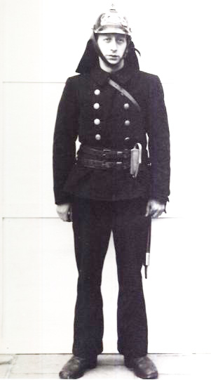Brandweerman André in zijn stijlvolle uniform.<br />Foto: collectie To van Zijl 
