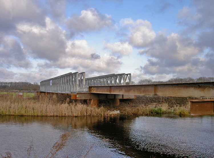 De brug tussen Osdorp en Geuzenveld over de Osdorpervaart wie, wat, wanneer, waar Foto: Jan van Zijp, 11 december 2009 