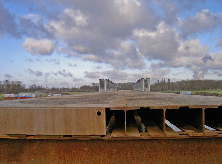 De brug als schakel in de werkweg tussen de Ringvaart en de Haarlemmerweg wie, wat, wanneer, waar Foto: Jan van Zijp, 11 december 2009 