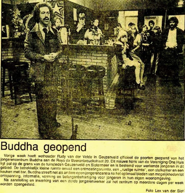 Krantenartikel over de opening van jongercentrum Buddha in Geuzenveld door wethouder Rudy van der Velden. 