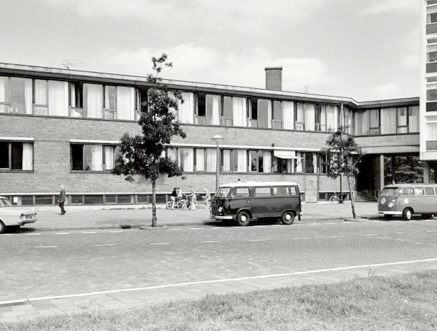Voorkant politiebureau Lodewijk van Deijsselstraat Foto: bron en datum onbekend. 
