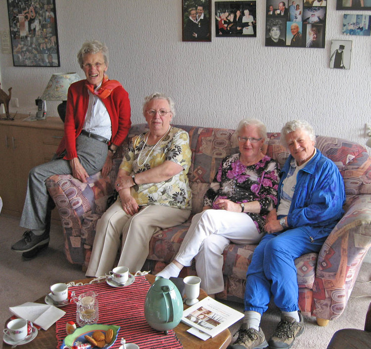 De dames van de Burenpost; allemaal over de 80 en Joke Stolp zelfs 85 jaar. Foto: José Stolp, 19 mei 2009 