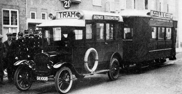 Nadat de Gemeentetram Amsterdam de tramdienst naar Sloten had overgenomen werd de paardentram vervangen door een tractortram en kreeg de lijn het lijnnummr 21. Hier de tram bij de Bosboomstraat, thans Theophile de Bockstraat, gereed voor vertrek naar de Akerweg in Sloten; 1922. 