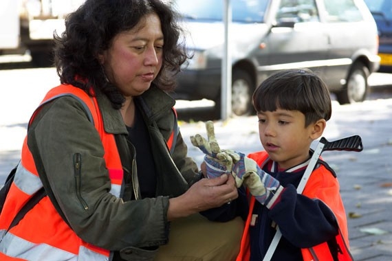 Buurt 3 - 1 wie, wat, wanneer, waar Vierjarige Rowan helpt mee voor een schonere buurt. <br /><br /> Foto: Arnold Paalvast 