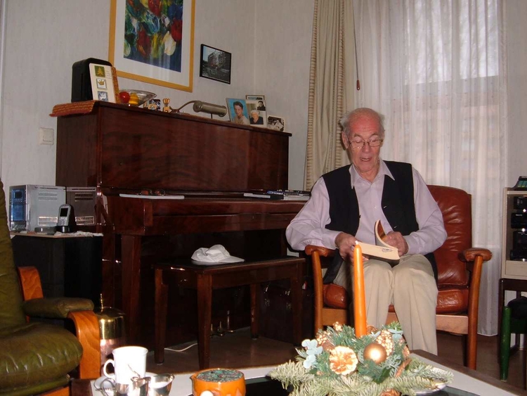 De heer Buyn bij zijn favoriete muziekinstrument Foto: Hedda van Rozelaar 