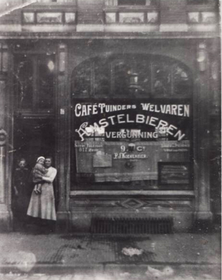 ‘Café Tuinders Welvaren’ op de Marnixstraat 188 Op deze foto uit circa 1912 rechts oma Koek(enbier) met in haar armen mijn moeder Bets en links zusje Jo. Op het raam o.a.: een getapt glas Amstelbier voor 9 cent, telefoon 817 zuid, Lager en Pilsener, vrij aan huis? (foto Jan Wiebenga) 