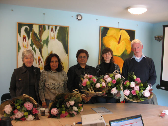 Certificaatuitreiking Op 17 mei 2010 ontvingen de cursisten hun certificaat en een prachtige bos bloemen.<br />V.l.n.r. Anneke van Bentum (van een eerdere cursus), mevrouw Aliar, Judy, Willemijn van Helbergen en docent Kees de Groot. 