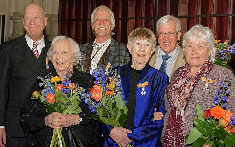 Van links naar rechts: Dominee Robert Jan Bakker en de bewoners Lies Saelman, Robert van Ginkel, Thea Remijnse, Bert Stilma en Tineke Rombout. Bron: foto Cees Fisser, 2016 