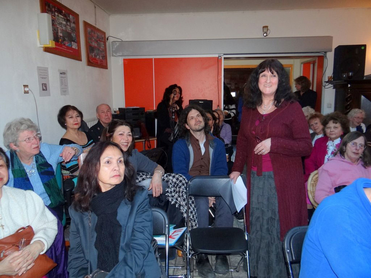Channah van Straaten (staand) beantwoordt in De Brug vragen vanuit het publiek over haar verhaal 'Vriendinnetje' Foto: Annick van Ommeren-Marquer, 26 maart 2013 