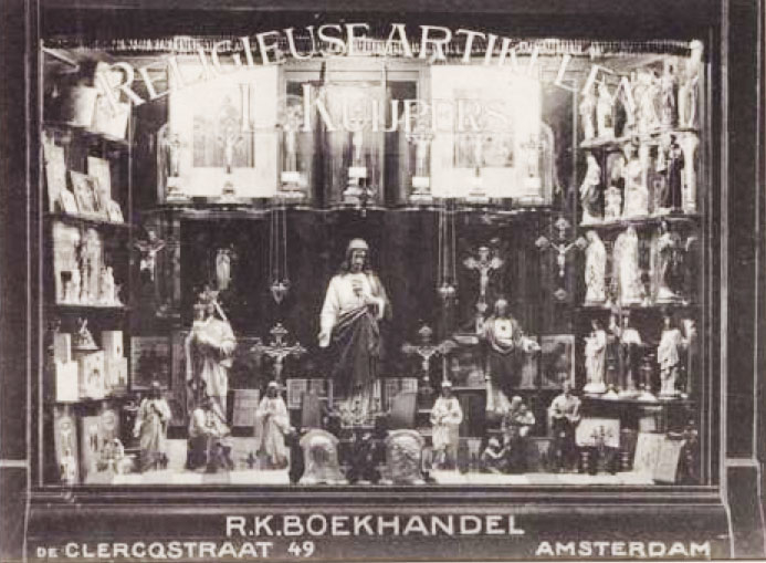 De Clercqstraat 49, R.K. Boekhandel Amsterdam, Religieuse Artikelen L. Kuijpers. De briefkaart is ongedateerd, naar schatting uit circa 1950 Briefkaart uit collectie van Jan Wiebenga 