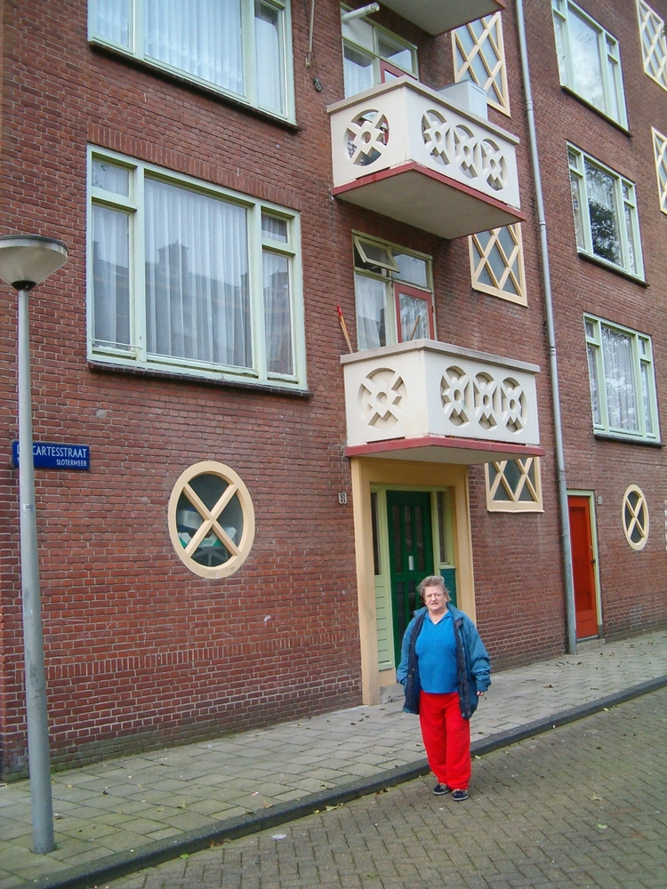 Descartesstraat wie, wat, wanneer, waar Mevrouw Kroon-Boot voor het ouderlijk huis in de Descartesstraat, december 2004. 