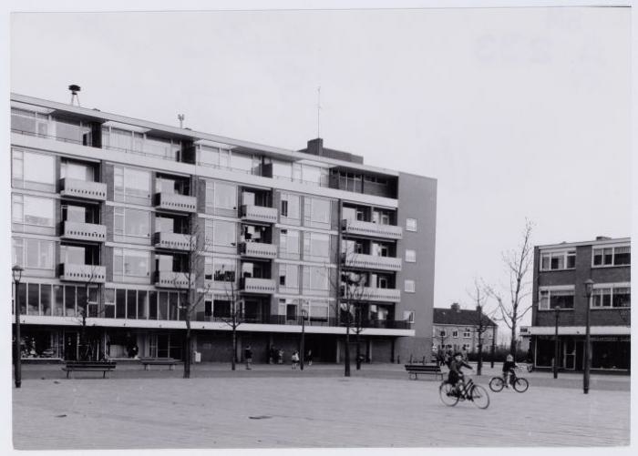 Confusiusplein 1963 Confusiusplein 1963, foto Beeldbank Gemeentearchief Amsterdam Fietsen op het Confuciusplein met op de achtergrond de betonnen paaltjes.<br />Foto: 1963, Beeldbank Gemeentearchief Amsterdam 