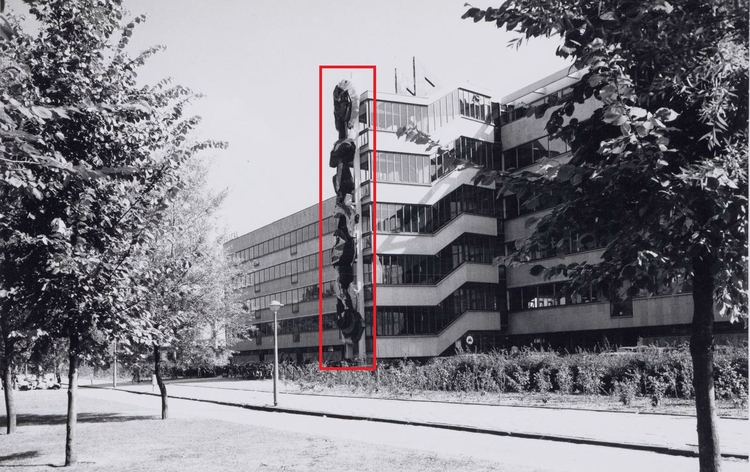 Scholengemeenschap Pascal – Lelylaanzijde – 1971. Het indrukwekkende kunstwerk is zichtbaar in het rode kader. Bron: beeldbank Stadsarchief Amsterdam 