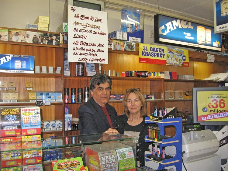 Corry en Amin in hun nu gesloten winkel Foto: José Stolp, oktober 2010 
