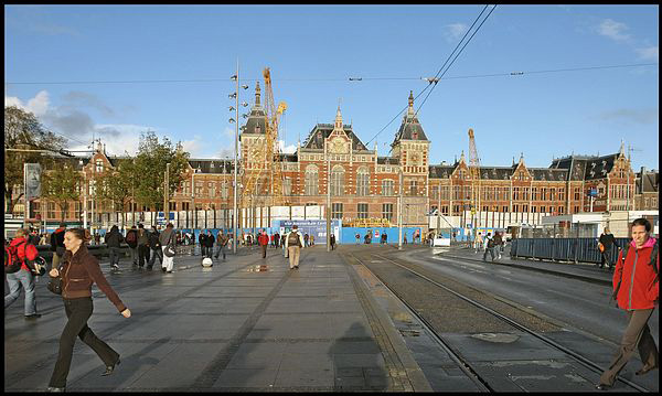 Het Centraal Station Gezien vanaf de brug over het Open Havenfront.<br />Foto: Beeldbank van het Stadsarchief van Amsterdam, collectie eigen fotodienst (fotograaf: Martin Alberts) 
