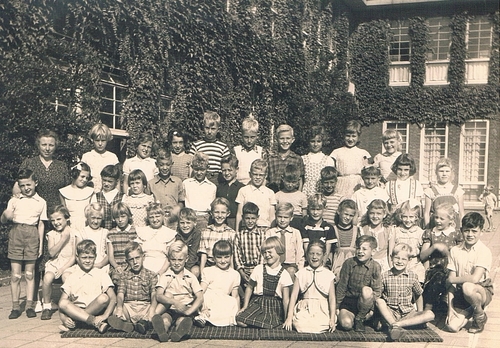 De 3e klas van Juffrouw Riemersma, 1955, Frits Smit op de tweede rij, vijfde van rechts (naast de vier meisjes) Bron: Frits Smit 