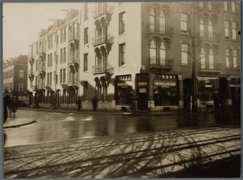De Clerqstraat 111-113 (rechts) hoek Agatha Dekenstraat 2-6, datum onbekend Bron: Beeldbank Stadsarchief Amsterdam. Op nummer 109 van De Clerqstraat zat van 1959 tot 1982 het Jiddisch cabaret LiLaLo. 