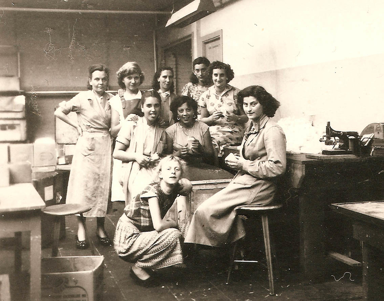 De dames van de plasticfabriek omstreeks 1955 wie, wat, wanneer, waar Foto: collectie mevrouw Hanna de Vries - Bakker 