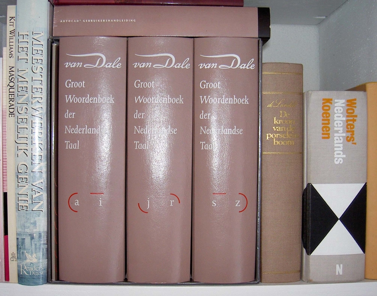 De dikke Van Dale Drie dikke boeken vol schitterende taal Drie dikke boeken vol 'schitterende', maar soms ook moeilijke taal 