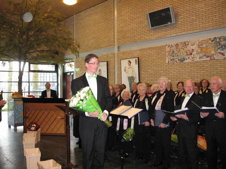 De dirigent in de bloementjes gezet wie, wat, wanneer, waar Foto: José Stolp, 21 maart 2010 