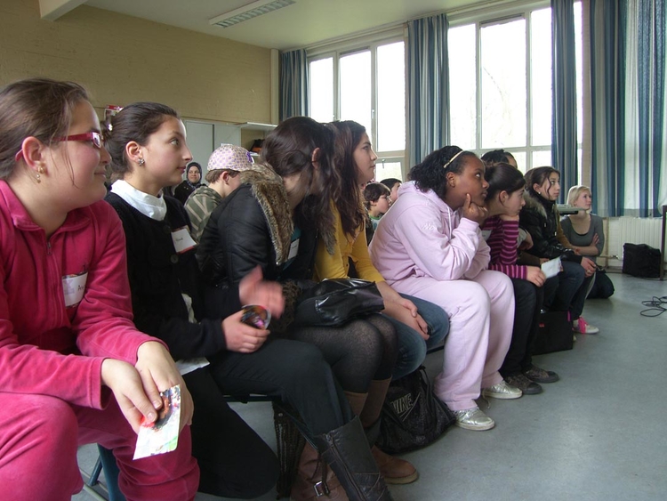 Kinderen luisteren gespannen naar de presentatie van hun wensen Foto: Shirley Brandeis, 9 maart 2009 