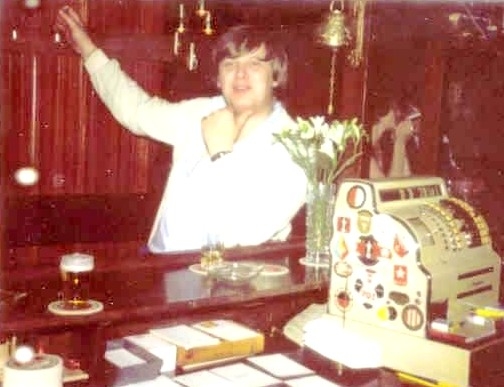Café De Luifel Pieter Plenter op zijn meest geliefde stekkie tegen de pilaar bij de kassa.<br />Foto: Pieter Plenter, 1974 