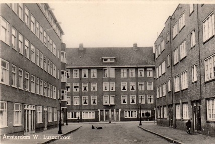 Luzacstraat, kaart van de uitgever P.Camphuysen uit de Van Hallstraat 134, niet gedateerd maar geschat circa 1950 Ansichtkaart: collectie Jan Wiebenga 