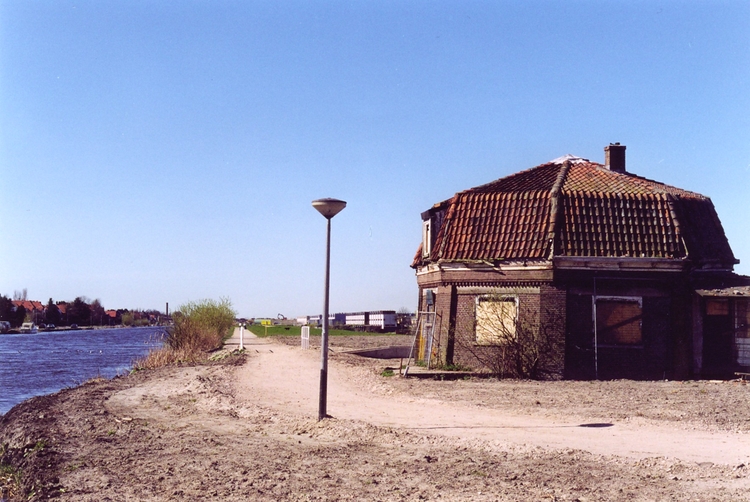 Osdorp Erik I wie, wat, wanneer, waar De oude molen (Akermolen) aan de Ringvaart, april 2000.<br /><br />Foto: Erik Swierstra. 