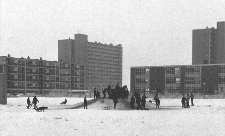 Sneeuwpret Tienhovenschool December 1968: Sneeuwpret bij de Tienhovenschool aan de Simonskerkestraat (foto: André Bos) 